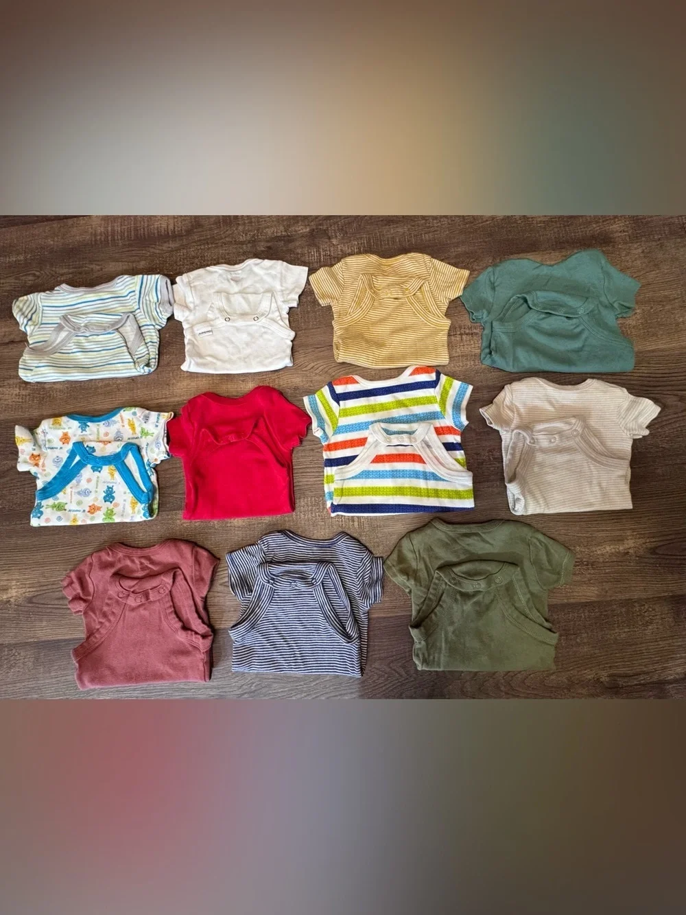 Bundle of short-sleeve baby bodysuits (onesies)Size 0-3 Months